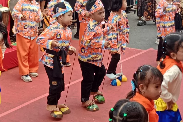 Sosialisasi Permainan Egrang Batok Kelapa Kepada Anak-Anak di Desa Suka Datang | Jurnal Dharma Pendidikan dan Keolahragaan